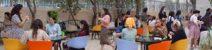 באנר תמונה של סטודנטיות אוכלות בהאתנחתא ספרייה
