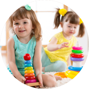 תמונה בצורת עיגול של2 ילדות קטנות משחקות