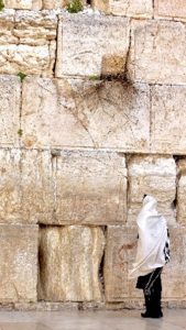 תמונה של יהודי מתפלל ליד הכותל